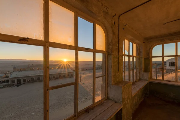 Dramatic Photograph Abandoned House Sunrise Golden Sunburst Building Broken Windows — Stock Fotó