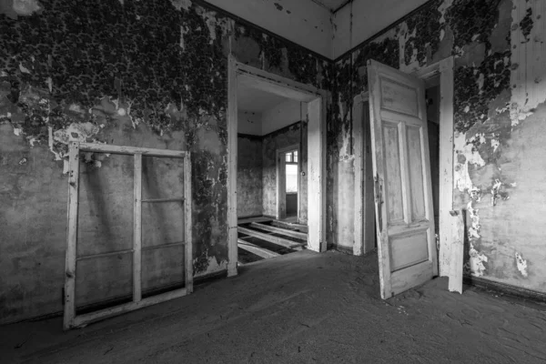 Una Fotografía Blanco Negro Dentro Una Casa Abandonada Con Una — Foto de Stock