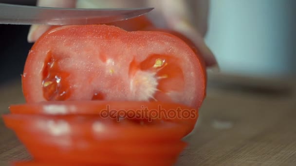 Tomate auf dem Schneidebrett — Stockvideo