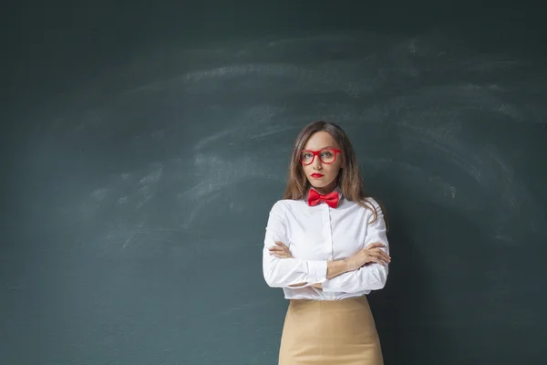 Seriös lärare framsidan på blackboard — Stockfoto