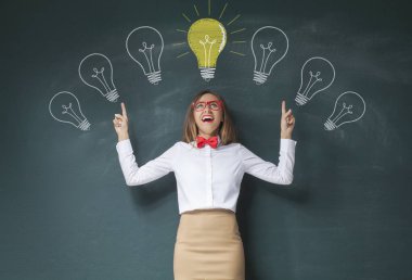 Komik kadın blackboard arka plan üzerinde fikir sahip olmak