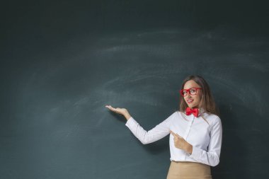 Genç kadın bir kara tahta işaret