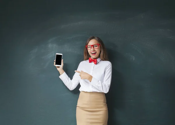 Meisje wijzen op smartphone — Stockfoto