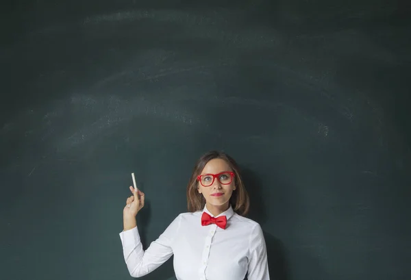 Affärskvinna på Blackboard — Stockfoto