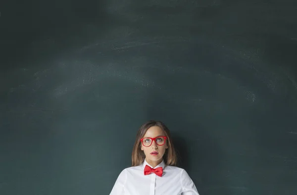 Jonge vrouw met schoolbord opzoeken — Stockfoto
