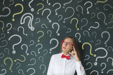 Genç kadın Blackboard ile düşünme