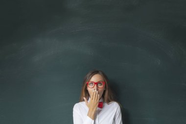 Blackboard ile arayan genç kadın