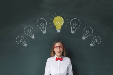 Komik kadın blackboard arka plan üzerinde fikir sahip olmak