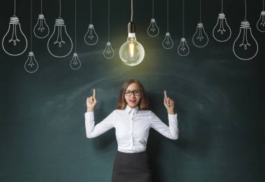 Komik kadın blackboard arka plan üzerinde fikir sahip olmak