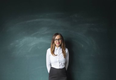 Genç kadının önünde yazı tahtası