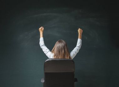 Eller yukarı ile başarılı iş kadını