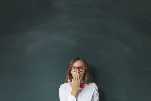 查找与黑板的年轻女子 — 图库照片