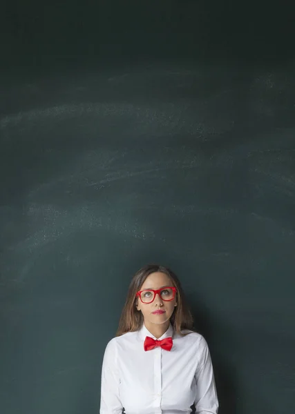 Jonge vrouw met schoolbord opzoeken — Stockfoto