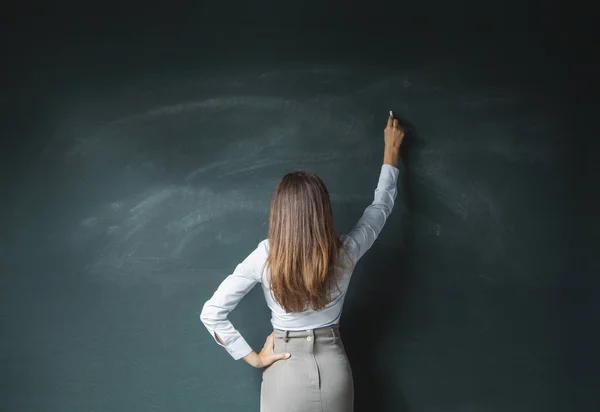 Mulher de negócios escrevendo em um quadro — Fotografia de Stock