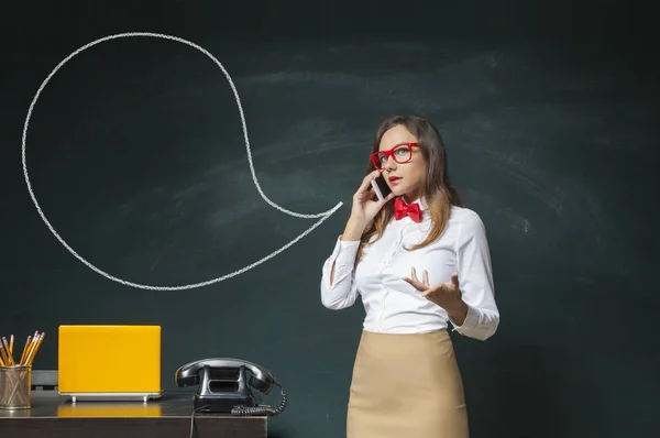 Donna d'affari che parla al telefono — Foto Stock