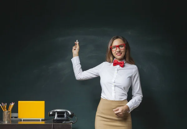 Mulher de negócios em Blackboard — Fotografia de Stock