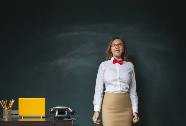 Jeune femme devant le tableau noir — Photo