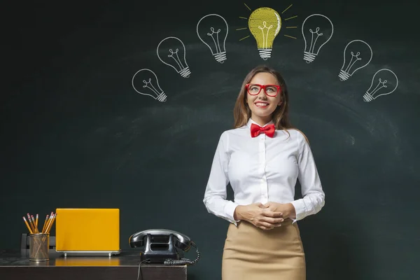 Zakenvrouw idee hebben met schoolbord achtergrond — Stockfoto