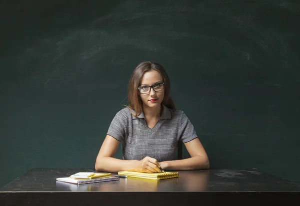 Portret van zakenvrouw aan Bureau tafel — Stockfoto