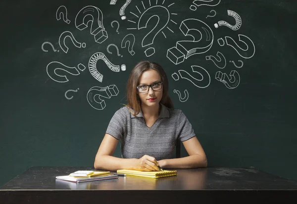 Zakenvrouw met vraagtekens — Stockfoto