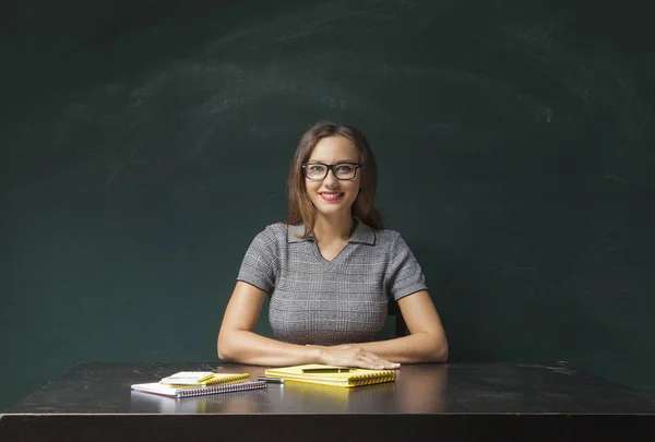 Jeune femme d'affaires assise au bureau — Photo