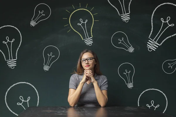 Vrouw zoekt op gloeilamp — Stockfoto