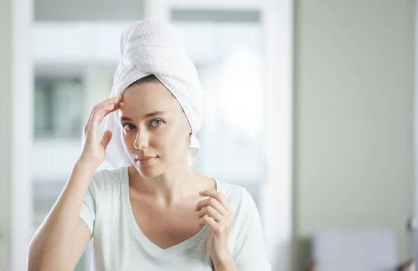 Young woman drying her hair with a towe — Stock Photo, Image