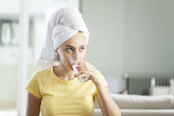 Ung kvinna med ett glas vatten — Stockfoto