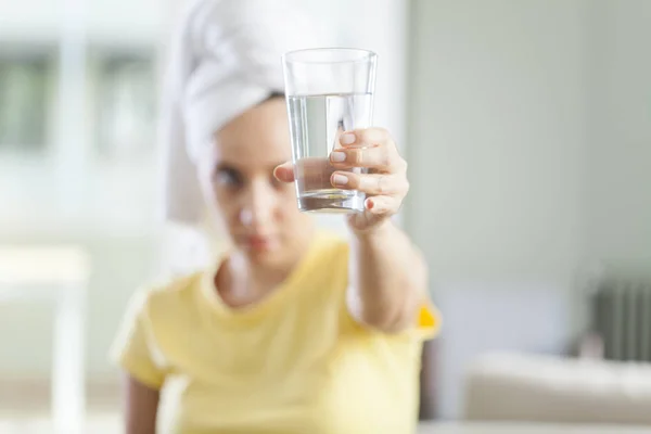 Jeune femme avec un verre d'eau — Photo