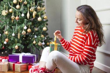 Noel hediye açılış kadın