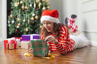 Noel hediye açılış kadın