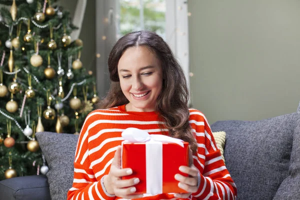 Jong vrouw holding gift box — Stockfoto