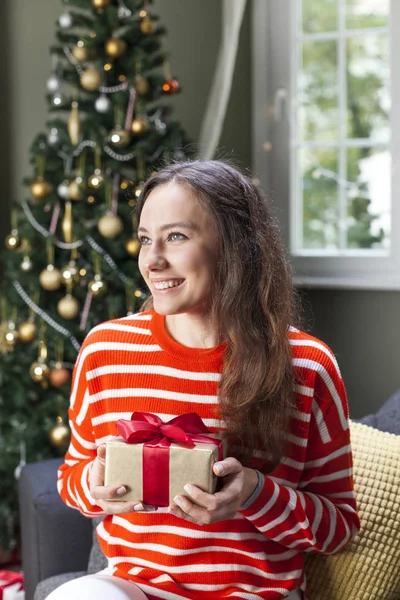 Jeune femme tenant boîte cadeau — Photo