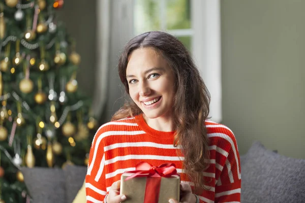 Jeune femme tenant boîte cadeau — Photo