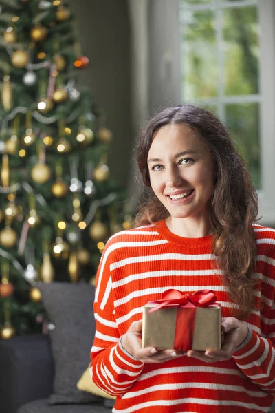 Jong vrouw holding gift box — Stockfoto