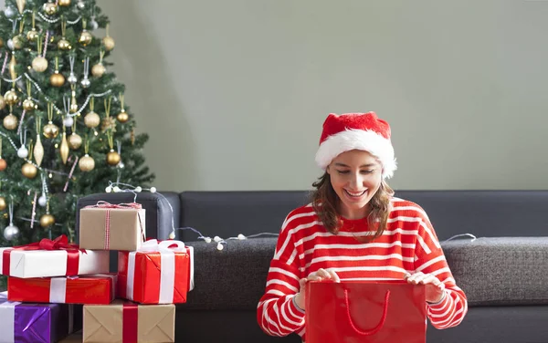 Vrouw openen gift van Kerstmis — Stockfoto