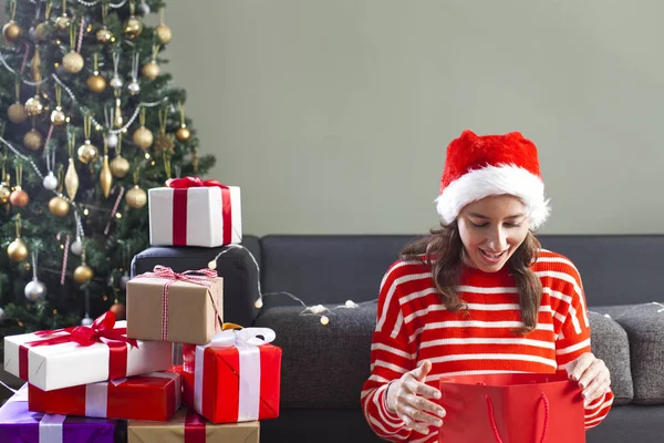 Vrouw openen gift van Kerstmis — Stockfoto