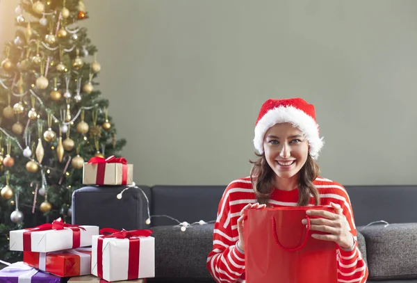 Vrouw openen gift van Kerstmis — Stockfoto