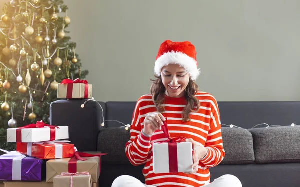 Vrouw openen gift van Kerstmis — Stockfoto