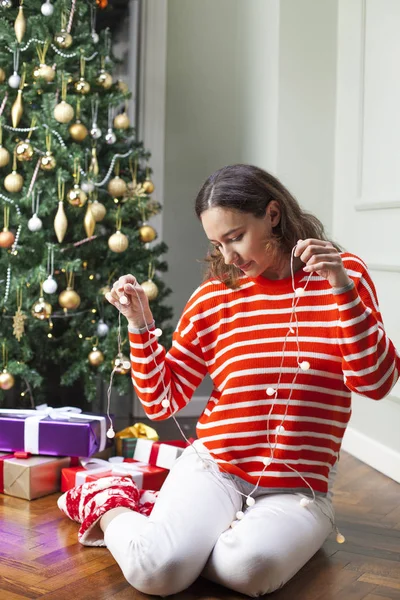 Front de femme de Noël sur l'arbre de Noël — Photo