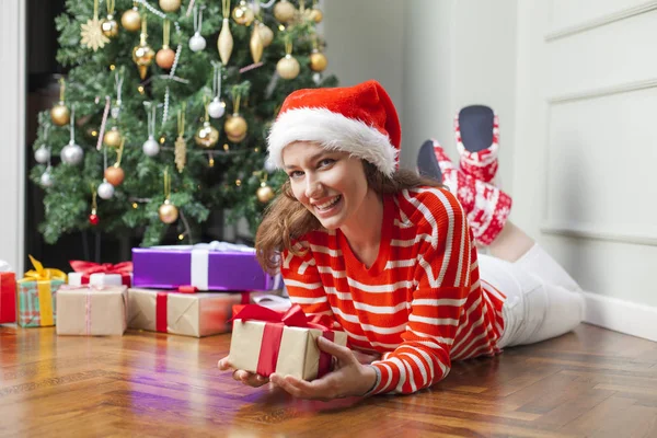 Vrouw openen gift van Kerstmis — Stockfoto