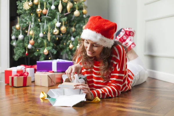 Noel hediye açılış kadın — Stok fotoğraf