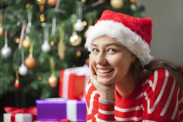 Kerstmis vrouw in Kerstman hoed — Stockfoto