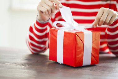 Erkek/açma hediye kutusu eller