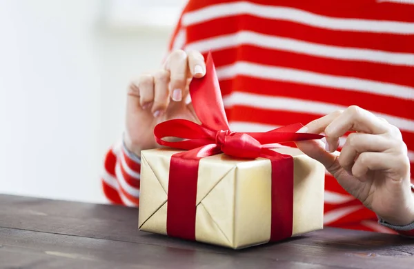 Female hands unpacking gift box — Stock Photo, Image