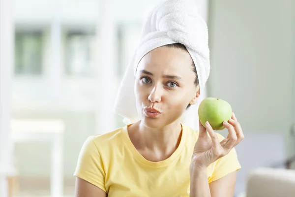 Mujer joven comiendo manzana verde —  Fotos de Stock