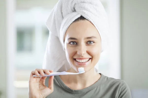 Jovem mulher escovando dentes. — Fotografia de Stock