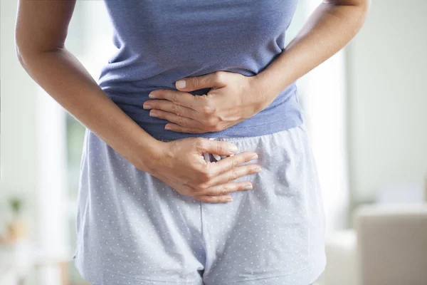 Mujer con dolor menstrual — Foto de Stock