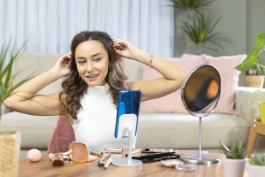 Genç ve çekici bir kadın evde canlı yayın yapıyor.