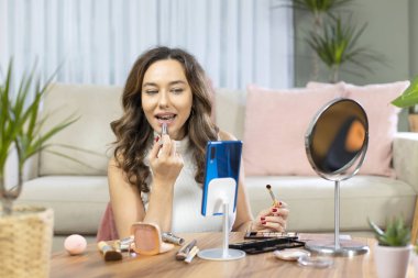 Genç ve çekici bir kadın evde canlı yayın yapıyor.